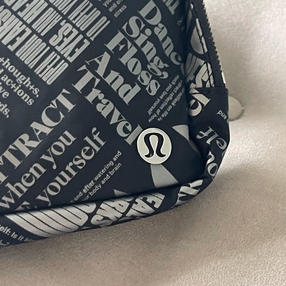 NEW Lululemon Unisex 1L Manifesto Everywhere Belt Bag Sling Bag Grey Fanny Pack - Picture 4 of 9